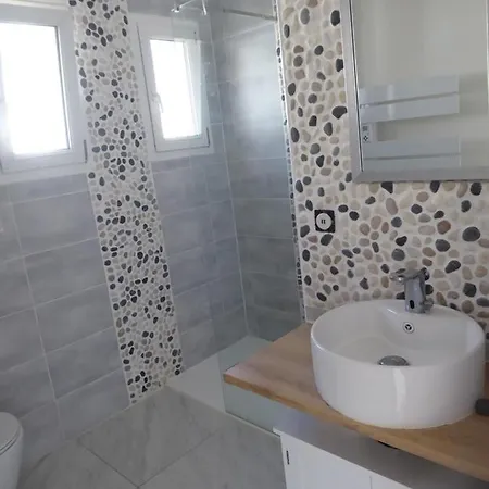 Проживание в семье Les 2 Dauphins *