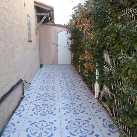 Проживание в семье Les 2 Dauphins *